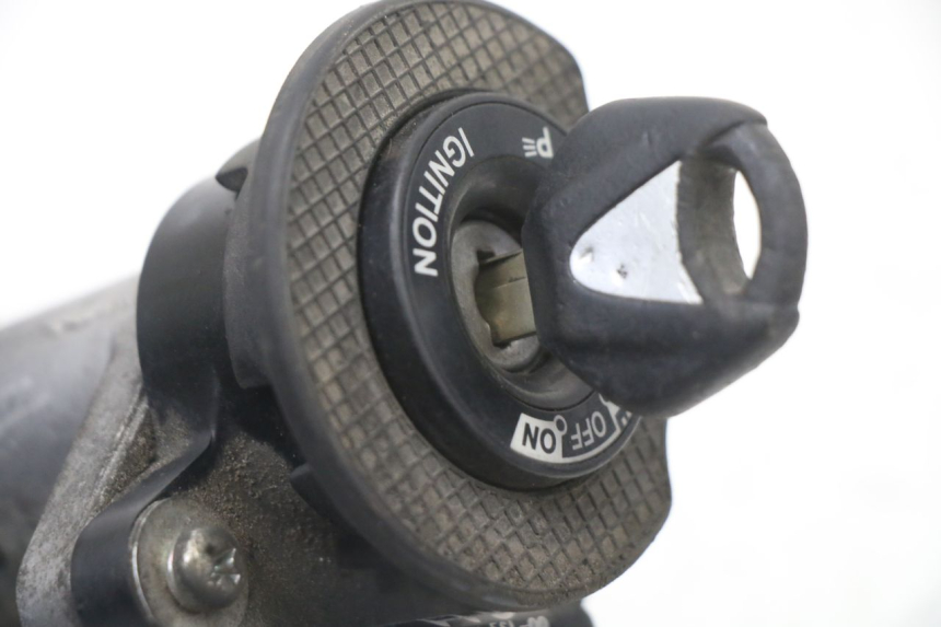 photo de KIT SERRURE CLE CDI NEIMAN YAMAHA X-MAX XMAX ABS 250 (2010 - 2014) - Gros plan technique