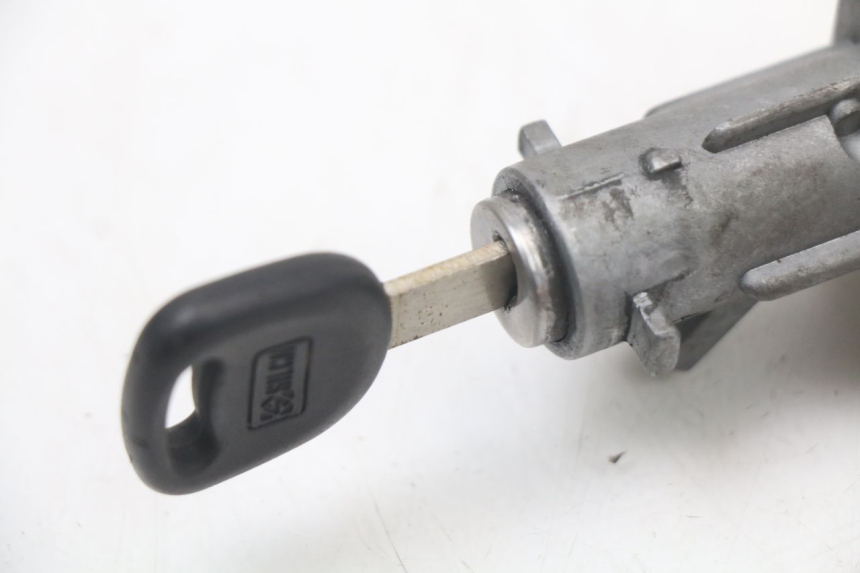 photo de KIT SERRURE CLE NEIMAN KYMCO AGILITY 4T 50 (2005 - 2018) - Gros plan technique