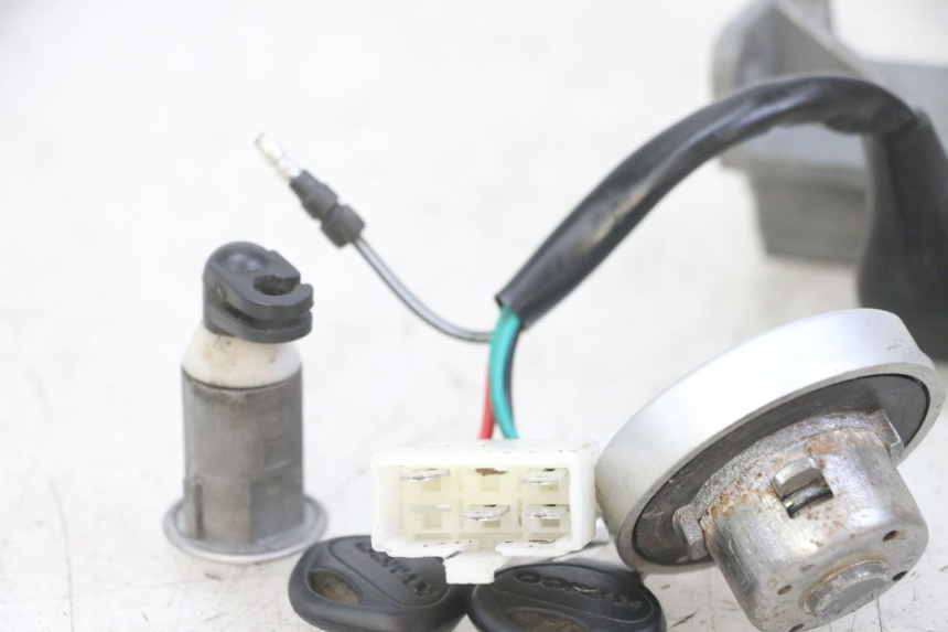 photo de KIT SERRURE CLE NEIMAN KYMCO AGILITY 4T 50 (2005 - 2018) - Gros plan technique