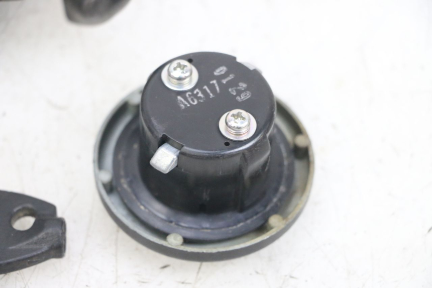 photo de KIT SERRURE CLE NEIMAN SUZUKI BURGMAN 125 (2007 - 2014) - Points de fixation