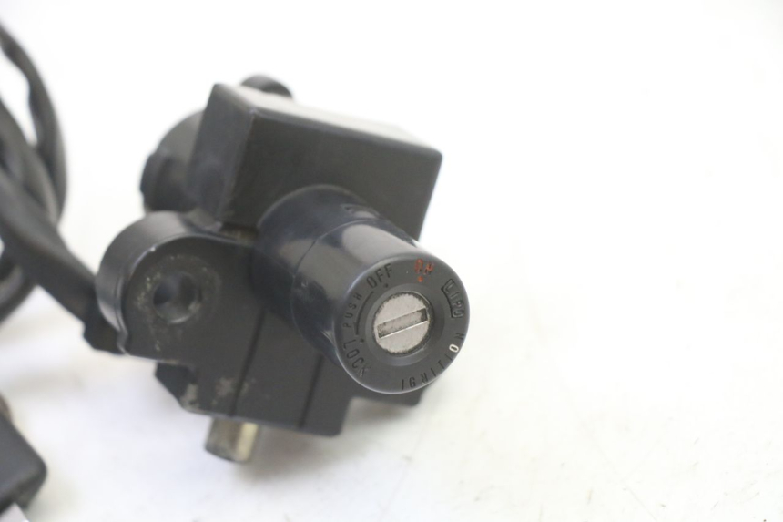 photo de KIT SERRURE CLE NEIMAN HONDA CBR RR FIREBLADE 900 (1992 - 1994) - Gros plan technique