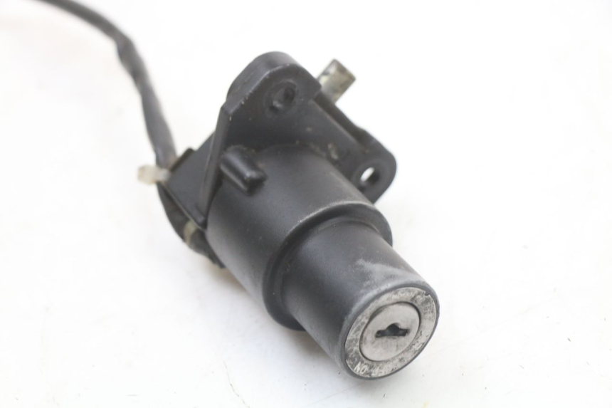 photo de KIT SERRURE CLE NEIMAN HYOSUNG GF 125 (2001 - 2005) - Gros plan technique