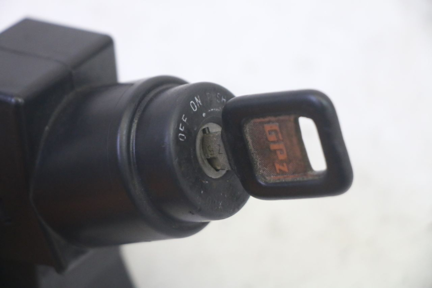 photo de KIT SERRURE CLE NEIMAN KAWASAKI GPZ RX 1000 (1986 - 1988) - Gros plan technique