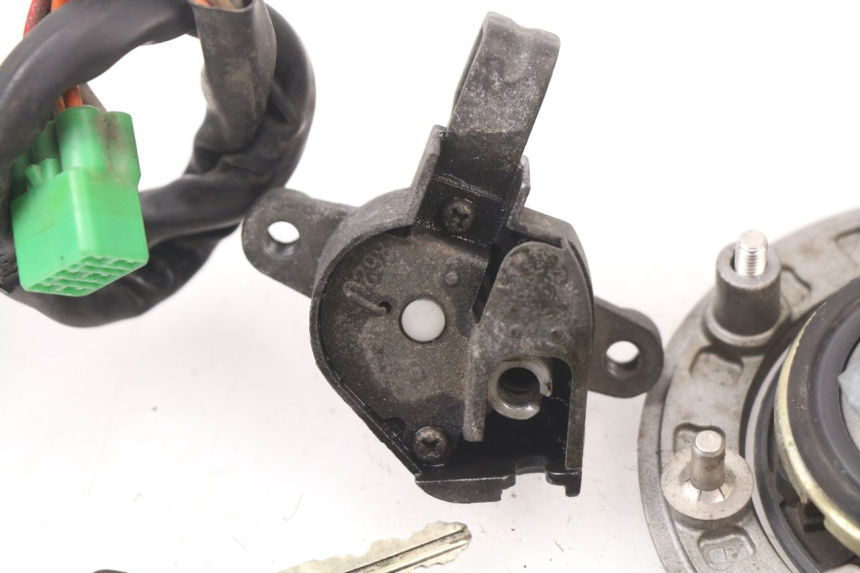 photo de KIT SERRURE CLE NEIMAN SUZUKI GSF N BANDIT 600 (1996 - 1999) - Points de fixation