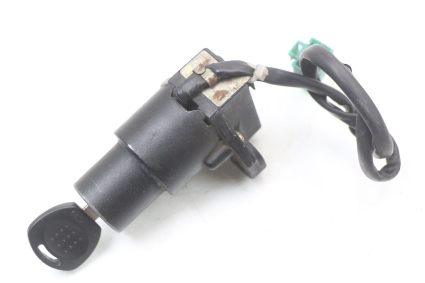 photo de KIT SERRURE CLE NEIMAN HYOSUNG GTR 125 (2006 - 2008) - Gros plan technique