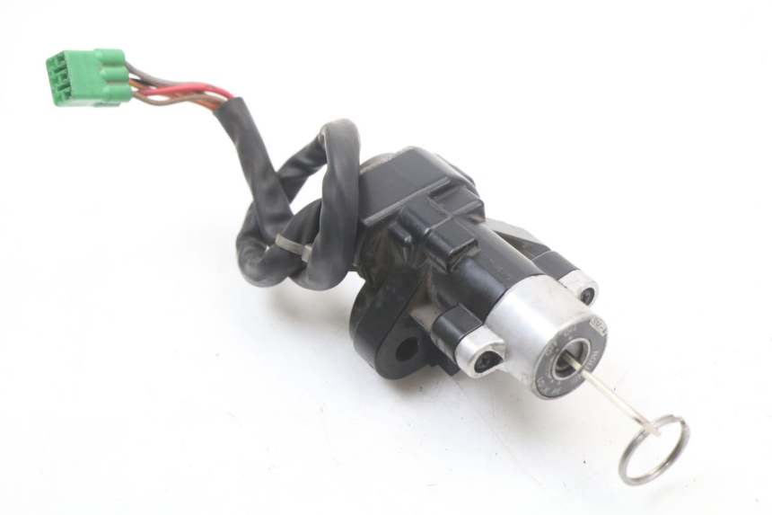 photo de KIT SERRURE CLE NEIMAN SUZUKI GZ MARAUDER 125 (1998 - 2004) - Gros plan technique