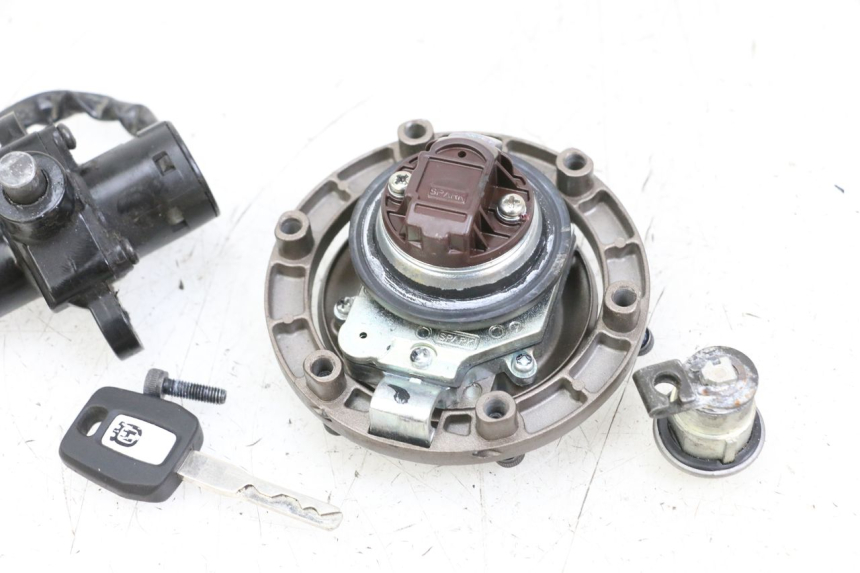 photo de KIT SERRURE CLE NEIMAN HUSQVARNA SVARTPILEN 401 (2018 - 2023) - Détail de la pièce