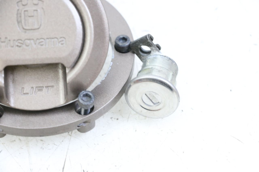 photo de KIT SERRURE CLE NEIMAN HUSQVARNA SVARTPILEN 401 (2018 - 2023) - Points de fixation