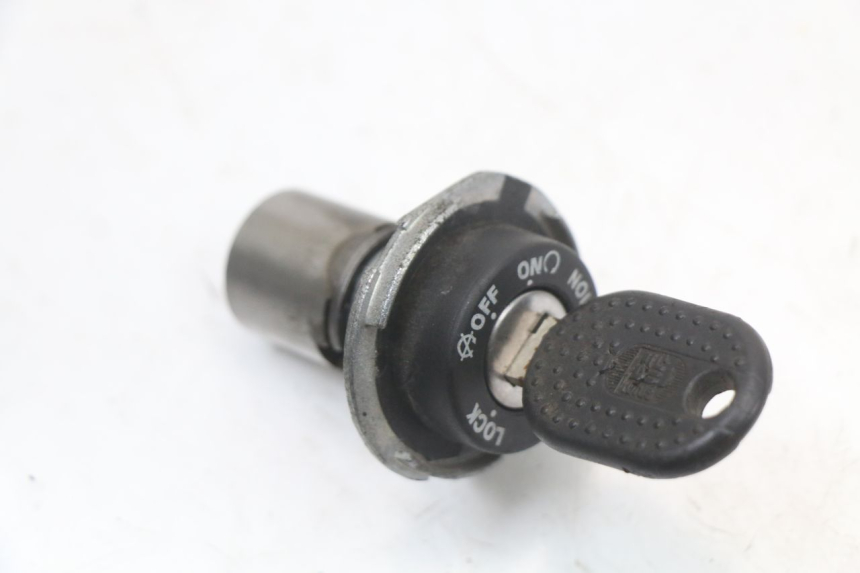 photo de KIT SERRURE CLE NEIMAN PIAGGIO LIBERTY 4T 50 (2004 - 2008) - Points de fixation