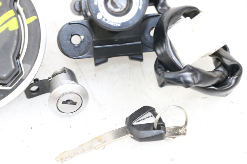 photo de KIT SERRURE CLE NEIMAN KAWASAKI NINJA 400 (2018 - 2023) - État de surface