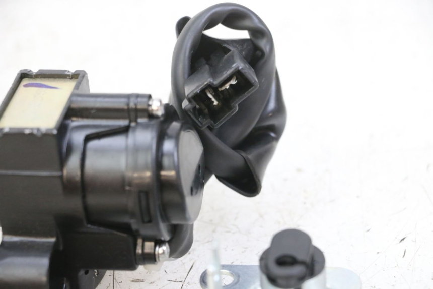 photo de KIT SERRURE CLE NEIMAN ROYAL ENFIELD SCRAM 411 (2022 - 2024) - Gros plan technique