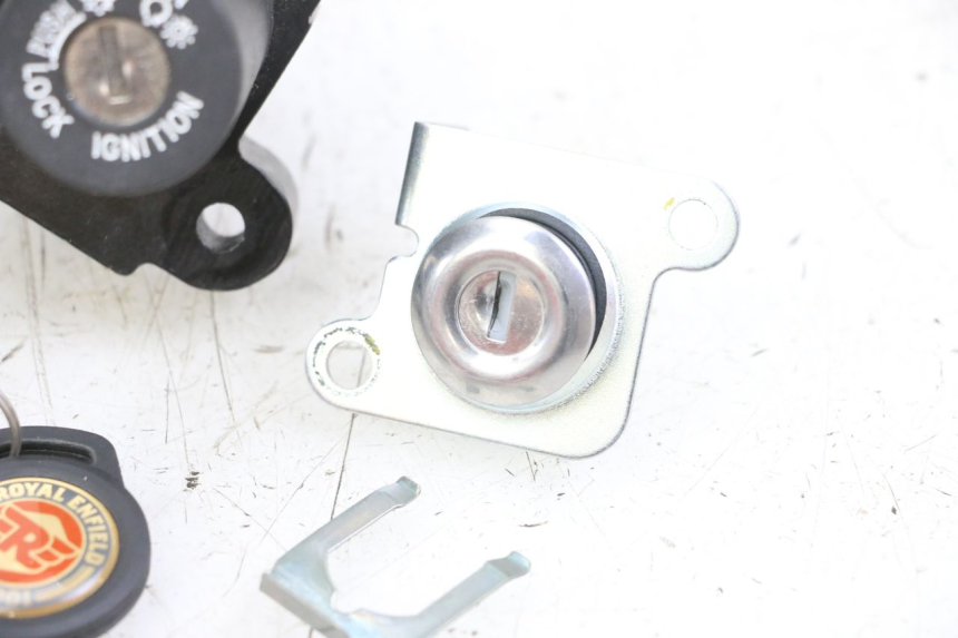 photo de KIT SERRURE CLE NEIMAN ROYAL ENFIELD SCRAM 411 (2022 - 2024) - Marquages et références