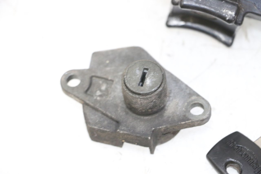 photo de KIT SERRURE CLE NEIMAN TRIUMPH SPRINT 900 (1995 - 1998) - Détails caractéristiques