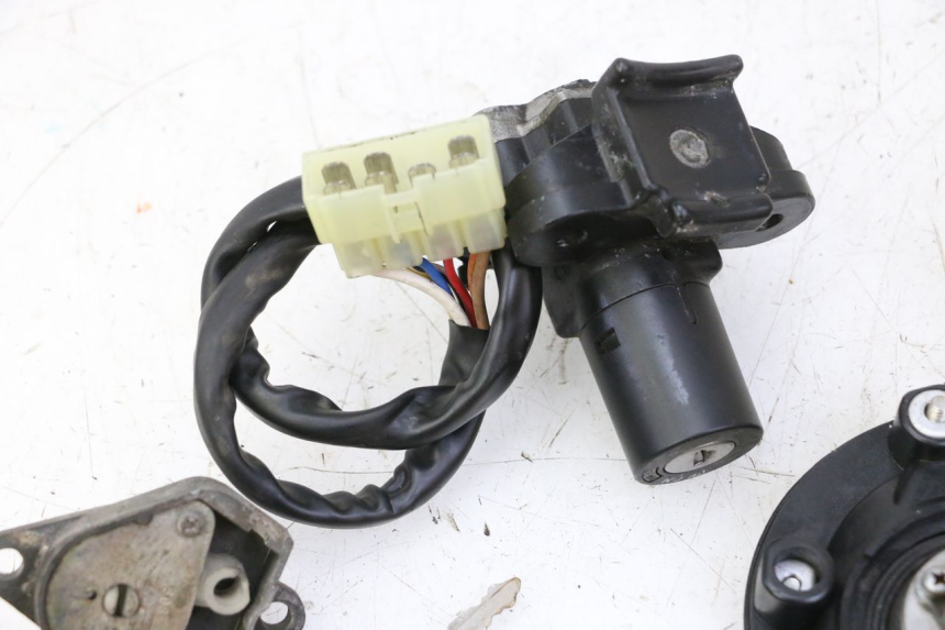 photo de KIT SERRURE CLE NEIMAN TRIUMPH SPRINT 900 (1995 - 1998) - Autre angle de vue