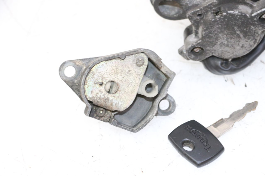 photo de KIT SERRURE CLE NEIMAN TRIUMPH SPRINT 900 (1995 - 1998) - Points de fixation