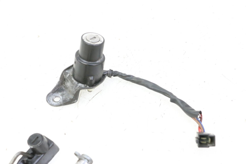 photo de KIT SERRURE CLE NEIMAN YAMAHA XV VIRAGO 535 (1988 - 2004) - Points de fixation