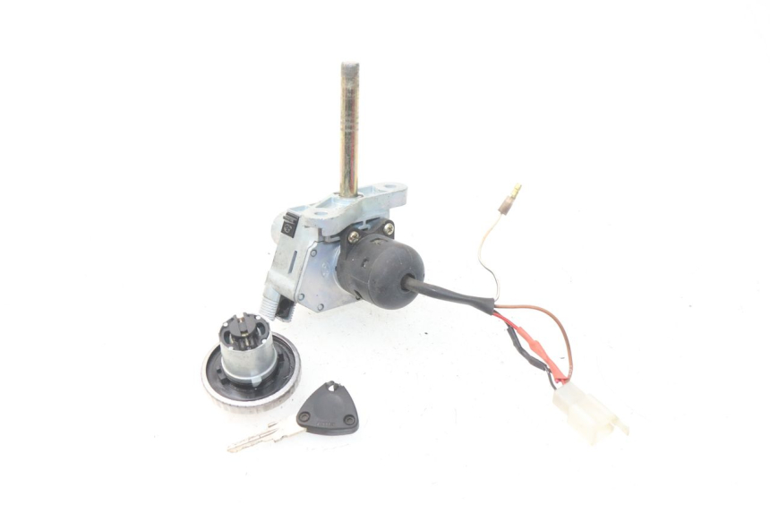 photo de KIT SERRURE CLE NEIMAN YAMAHA YP MAJESTY 125 (1998 - 2001) - Gros plan technique