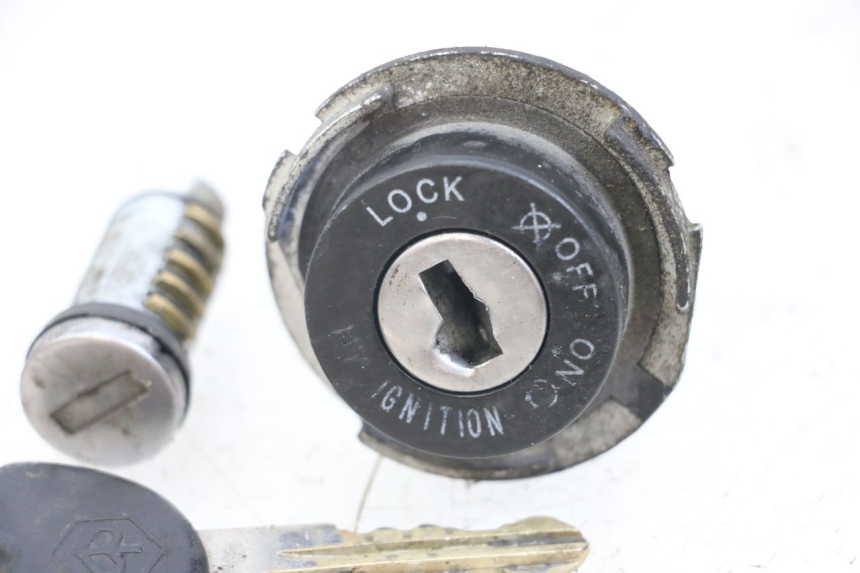 photo de KIT SERRURE CLE NEIMAN PIAGGIO ZIP 2T 50 (2009 - 2019) - Gros plan technique