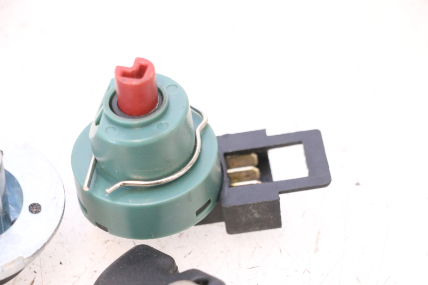 photo de KIT SERRURE CLE NEIMAN PIAGGIO ZIP 4T 50 (2018 - 2020) - Autre angle de vue