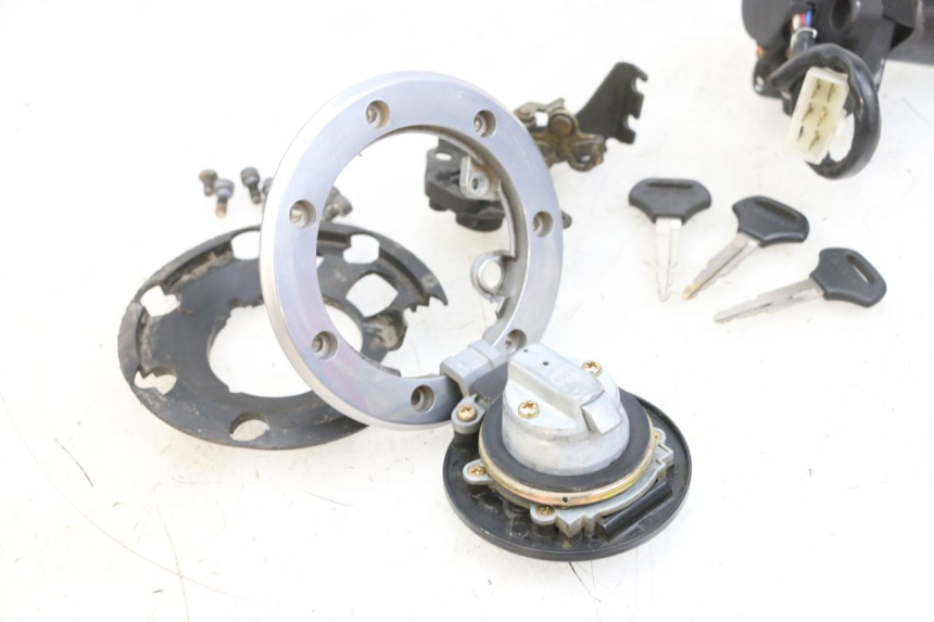 photo de KIT SERRURE CLE NEIMAN KAWASAKI ZR 7 750 (1999 - 2004) - Points de fixation