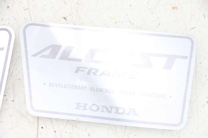 photo de LOGO MARQUE HONDA NSR R 125 (1994 - 2003) - Gros plan technique