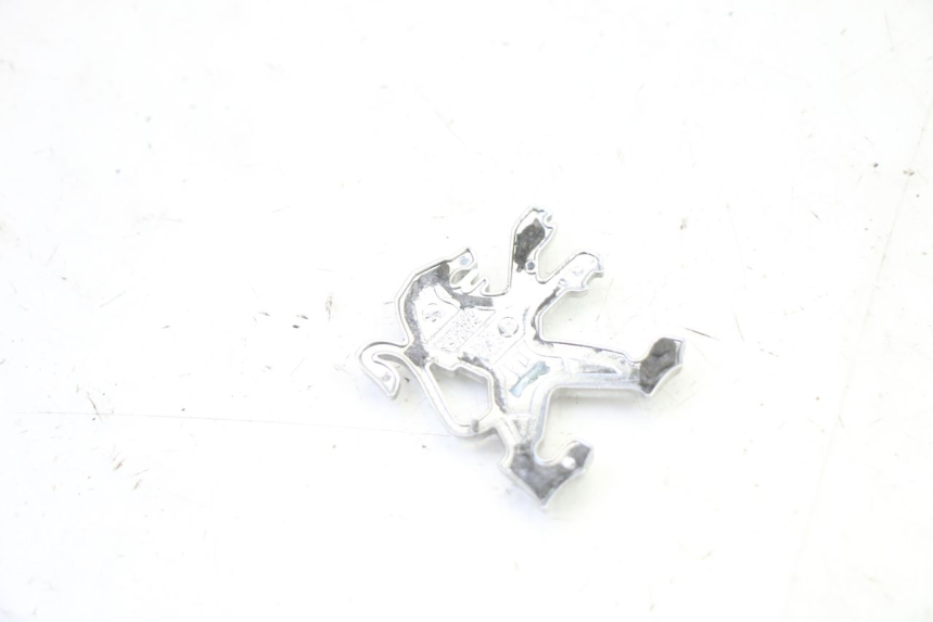 photo de LOGO MARQUE PEUGEOT SATELIS 250 (2006 - 2012) - Zoom état d’usage