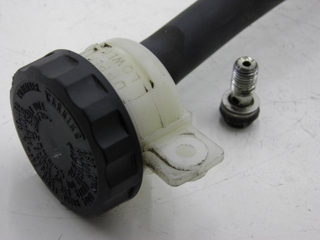 photo de MAITRE CYLINDRE ARRIERE KAWASAKI ZEPHYR 550 (1991 - 1998) - Détail de la pièce