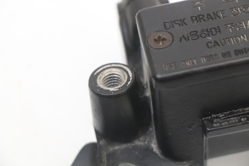 photo de MAITRE CYLINDRE AVANT DAELIM A-FOUR 2T 50 (2005 - 2012) - Gros plan technique