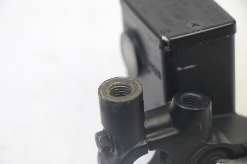 photo de MAITRE CYLINDRE AVANT SUZUKI BURGMAN 125 (2007 - 2014) - Autre angle de vue