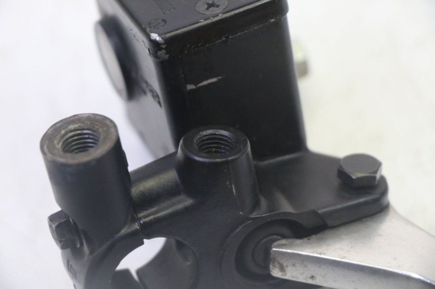 photo de MAITRE CYLINDRE AVANT SUZUKI BURGMAN 125 (2007 - 2014) - Gros plan technique
