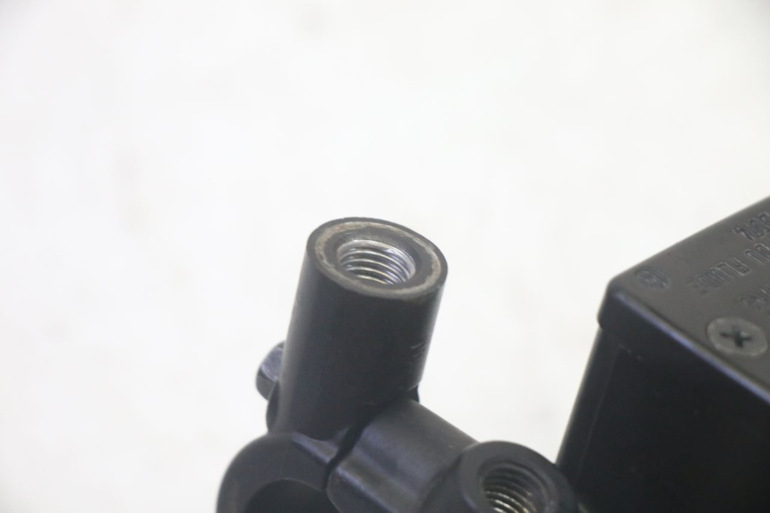 photo de MAITRE CYLINDRE AVANT SUZUKI BURGMAN 125 (2007 - 2014) - Points de fixation