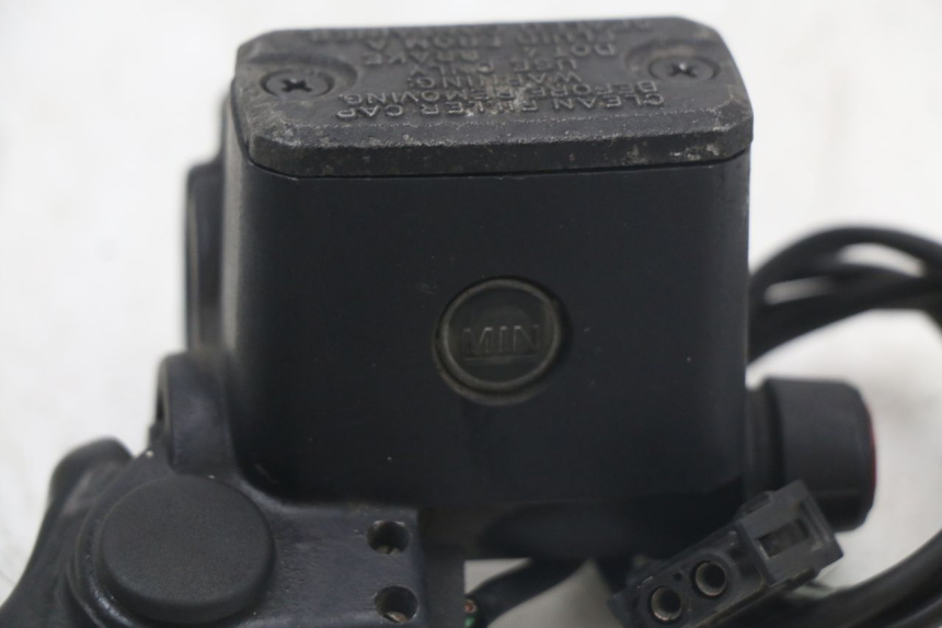 photo de MAITRE CYLINDRE AVANT BMW C1 125 (2000 - 2003) - Gros plan technique