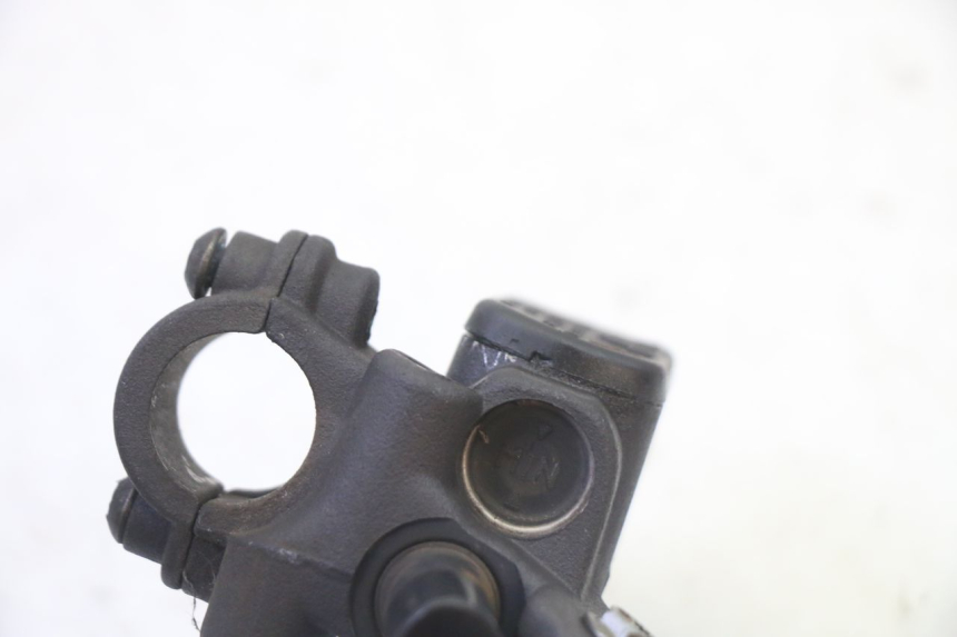 photo de MAITRE CYLINDRE AVANT PEUGEOT ELYSTAR 50 (2002 - 2014) - Gros plan technique