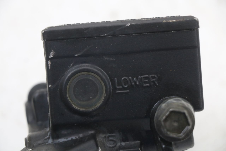 photo de MAITRE CYLINDRE AVANT YAMAHA FJR ABS 1300 (2006 - 2012) - Gros plan technique