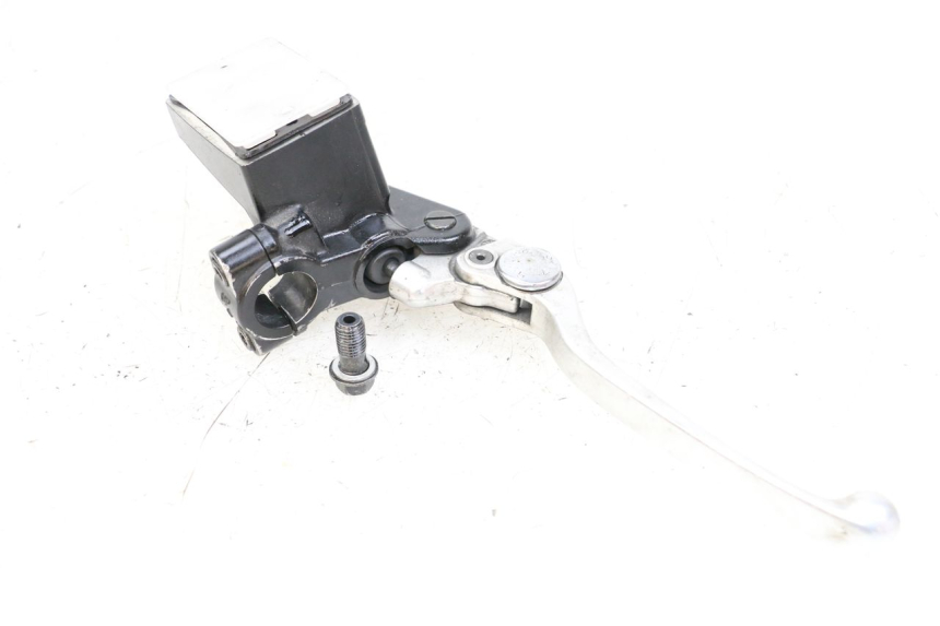 photo de MAITRE CYLINDRE AVANT YAMAHA FJR ABS 1300 (2006 - 2012) - Gros plan technique