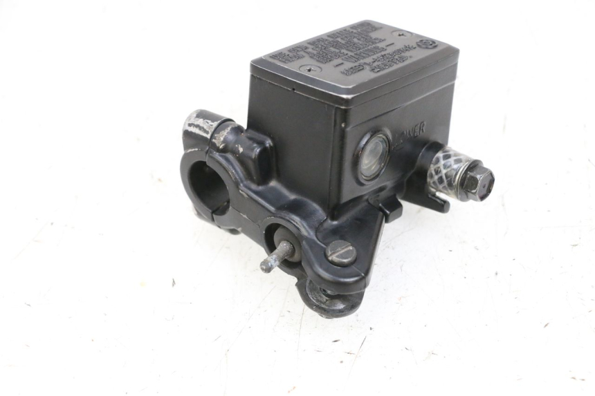 photo de MAITRE CYLINDRE AVANT YAMAHA FJR ABS 1300 (2006 - 2012) - Gros plan technique