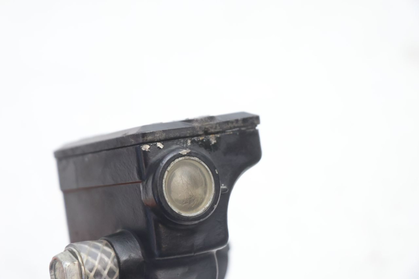 photo de MAITRE CYLINDRE AVANT KAWASAKI GPX F ZX750F 750 (1986 - 1990) - Gros plan technique