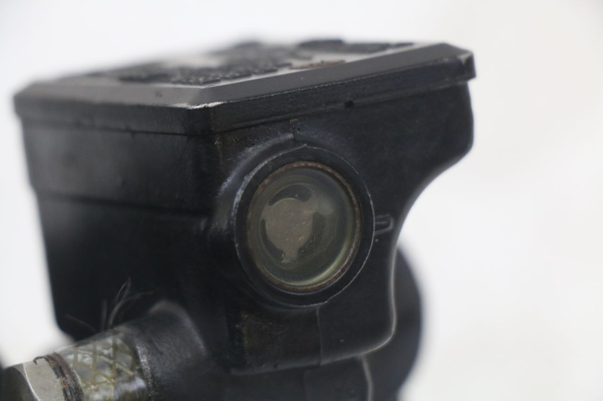 photo de MAITRE CYLINDRE AVANT KAWASAKI GTR 1000 (1994 - 2004) - Gros plan technique