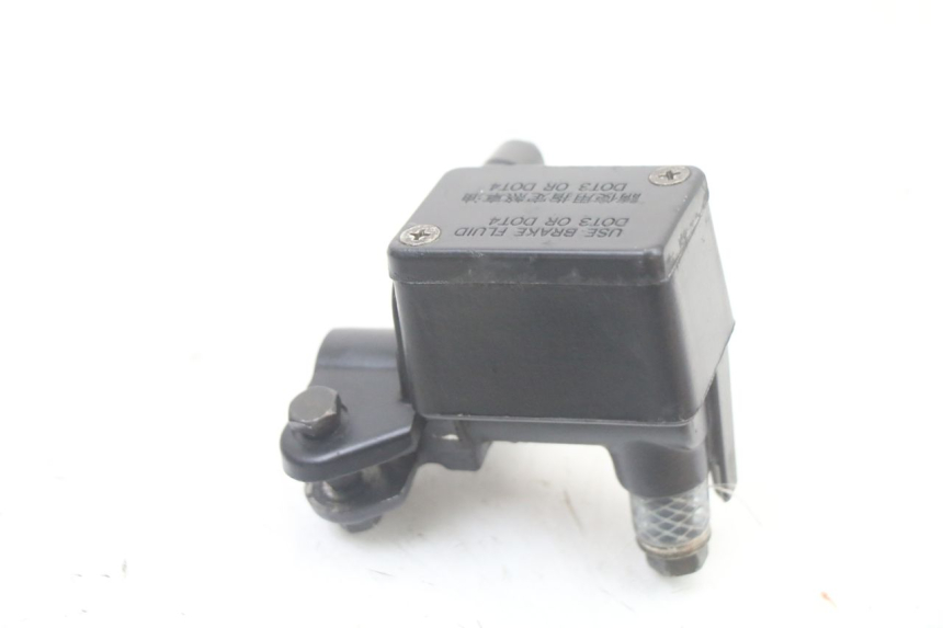 photo de MAITRE CYLINDRE AVANT KYMCO PEOPLE S 125 (2000 - 2008) - Autre angle de vue