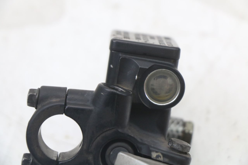 photo de MAITRE CYLINDRE AVANT PEUGEOT SATELIS 125 (2010 - 2012) - Points de fixation