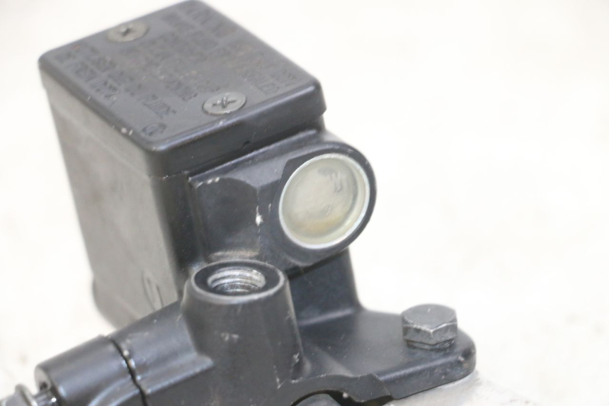 photo de MAITRE CYLINDRE AVANT PEUGEOT SATELIS 125 (2013 - 2018) - Gros plan technique