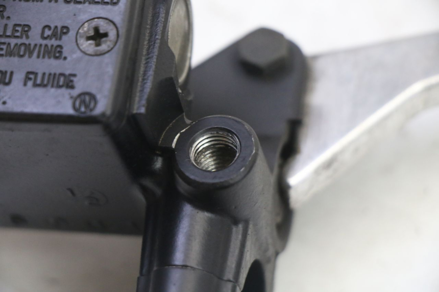 photo de MAITRE CYLINDRE AVANT PEUGEOT SATELIS 250 (2006 - 2012) - Autre angle de vue