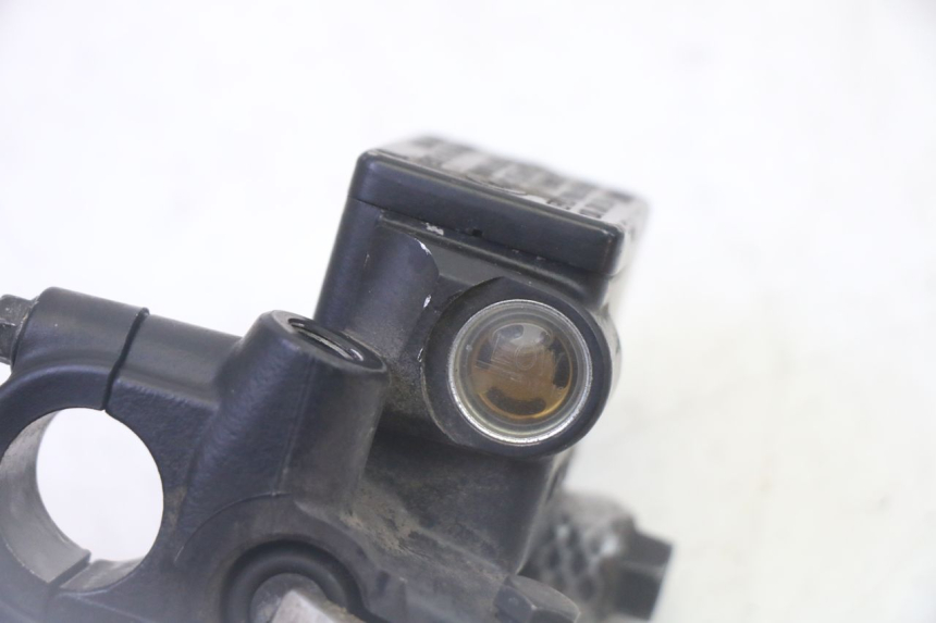 photo de MAITRE CYLINDRE AVANT PEUGEOT SATELIS 125 (2006 - 2009) - Gros plan technique