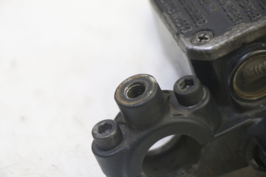 photo de MAITRE CYLINDRE AVANT APRILIA SR R 2T LC 50 (2018 - 2021) - Gros plan technique