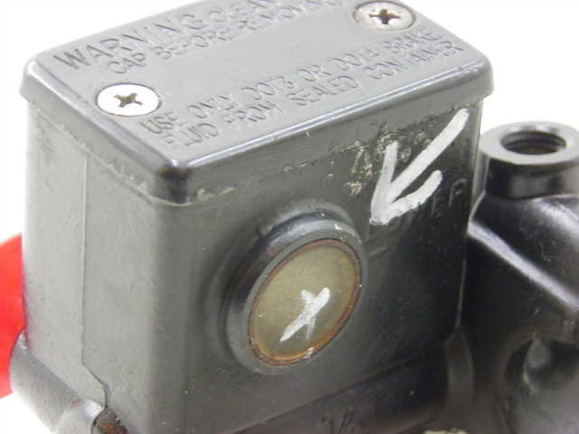 photo de MAITRE CYLINDRE AVANT SYM GTS 125 (2005 - 2008) - Points de fixation