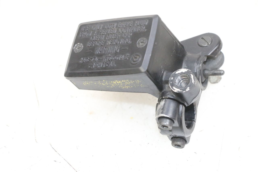 photo de MAITRE CYLINDRE AVANT YAMAHA TDM ABS 900 (2002 - 2014) - Gros plan technique