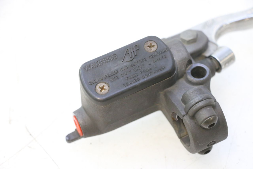 photo de MAITRE CYLINDRE AVANT PEUGEOT TREKKER 50 (1995 - 2004) - Points de fixation