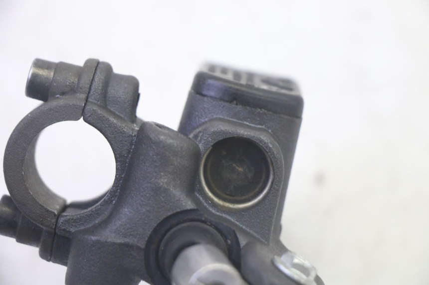 photo de MAITRE CYLINDRE AVANT YAMAHA TZR 50 (2008 - 2016) - Gros plan technique