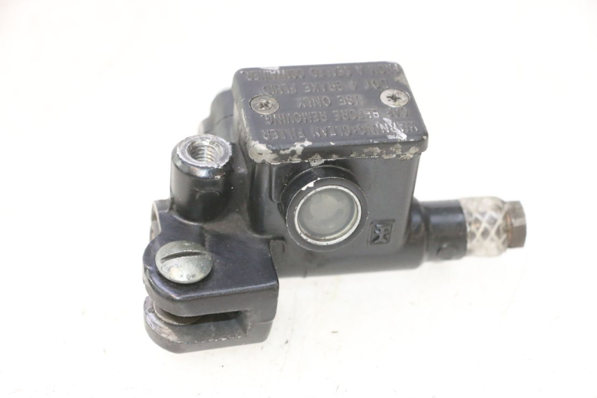 photo de MAITRE CYLINDRE AVANT PIAGGIO VESPA LX 2T 50 (2005 - 2013) - Gros plan technique