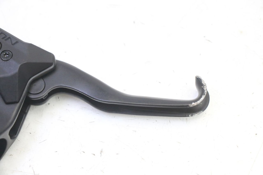 photo de MAITRE CYLINDRE AVANT DUALTRON VICTOR LIMITED 1 - Autre angle de vue